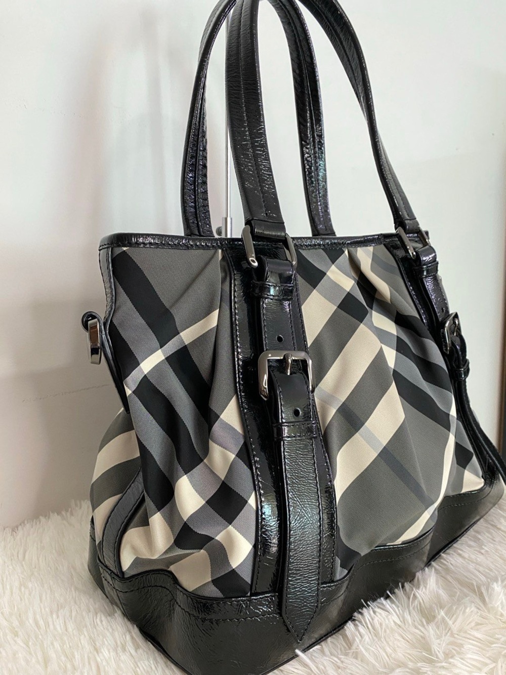 Burberry Beat Check Patent Tote • Made in Italy - Picture 5 of 15